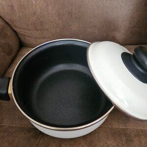 Encore pan with lid